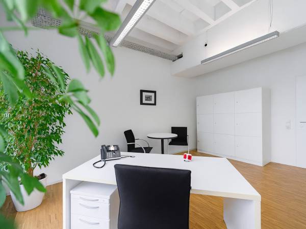 Helle, moderne Büroräume im Business Center in Ulm — Bild 1