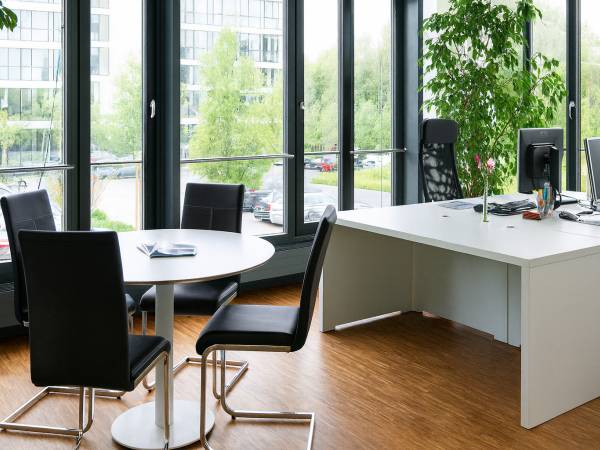 Helle, moderne Büroräume im Business Center in Ulm — Bild 5