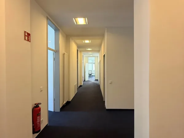 Abschließbares Büro in Leipzig (Zentrum) – Heller Büroraum in Bürogemeinschaft im Zentrum Leipzigs — Bild 4