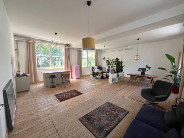 Kreative Bürogemeinschaft in lichtdurchflutetem Loft in Augsburg — Bild 1