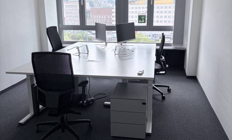 Büro mit 3 Arbeitsplätzen
