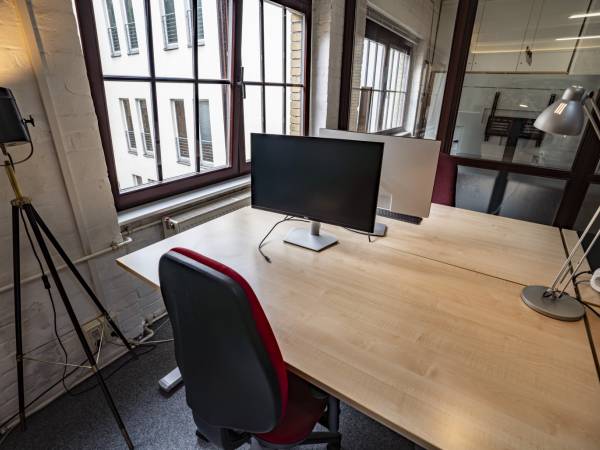 Teambüro im Altberliner Industrieloft in Friedrichshain-Kreuzberg — Bild 1