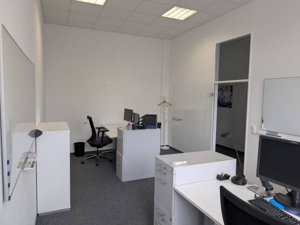 Helle Bürogemeinschaft mit Freizeitbereich in Köln-Weiden — Bild 1