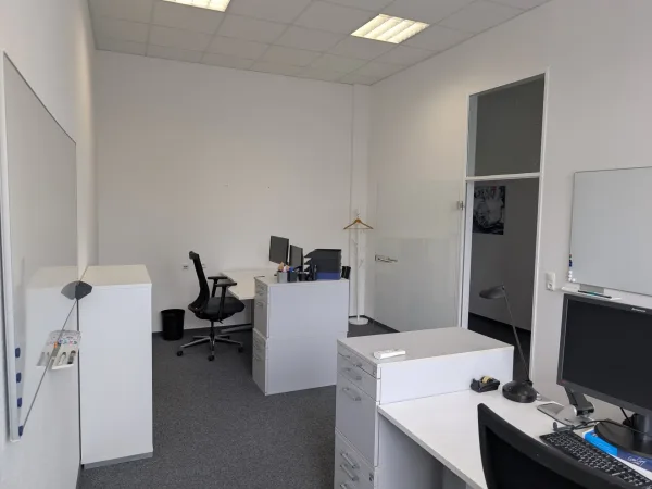 Abschließbares Büro in Köln (Weiden) – Helle Bürogemeinschaft mit Freizeitraum in Köln-Weiden — Bild 1