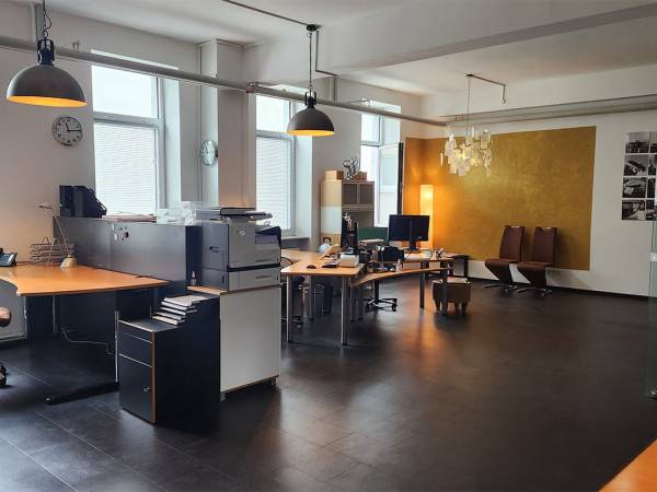 Kreatives Loft-Projektbüro in Bürogemeinschaft in Frankfurt Ostend — Bild 1