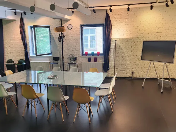 Bürofläche in Frankfurt am Main (Ostend) – Kreatives Loft-Projektbüro in Bürogemeinschaft in Frankfurt Ostend — Bild 2
