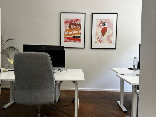 Schreibtischplatz in Berlin (Friedrichshain) – Kreative Bürogemeinschaft mit großen Rundbogenfenstern in — Bild 2