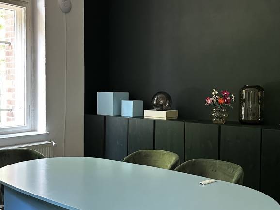 Schreibtischplatz in Berlin (Friedrichshain) – Kreative Bürogemeinschaft mit großen Rundbogenfenstern in — Bild 4