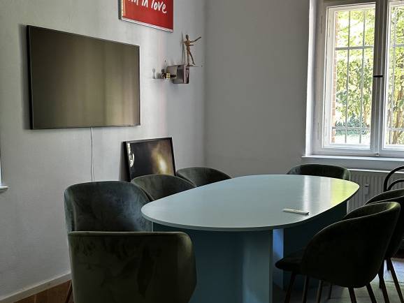 Schreibtischplatz in Berlin (Friedrichshain) – Kreative Bürogemeinschaft mit großen Rundbogenfenstern in — Bild 5