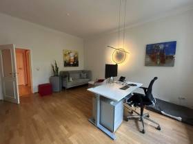 Helles, repräsentatives Einzelbüro in Bürogemeinschaft im