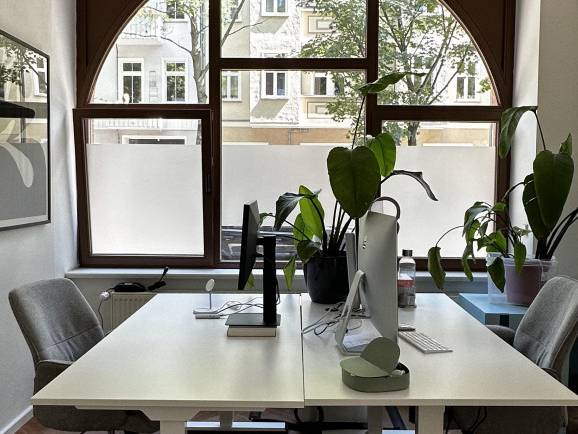 Schreibtischplatz in Berlin (Friedrichshain) – Kreative Bürogemeinschaft mit großen Rundbogenfenstern in — Bild 3