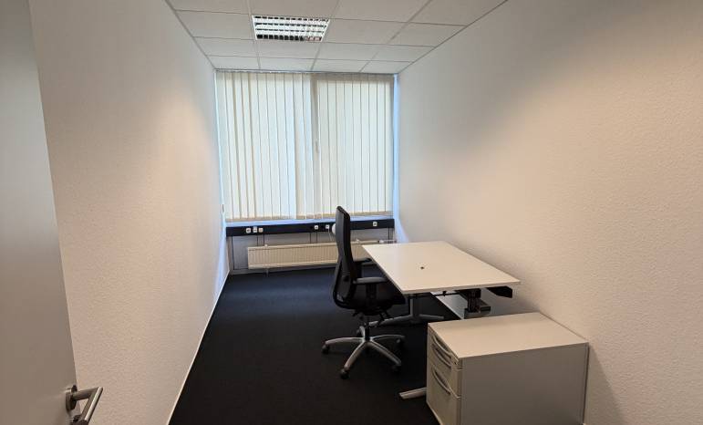 Einzelbüro mit Schreibtisch
