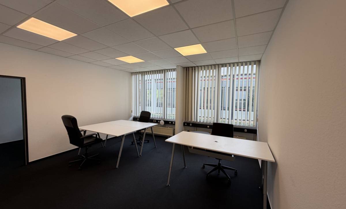 Büro mit drei Arbeitsplätzen am Fenster