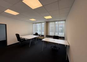 Büro mit drei Arbeitsplätzen am Fenster