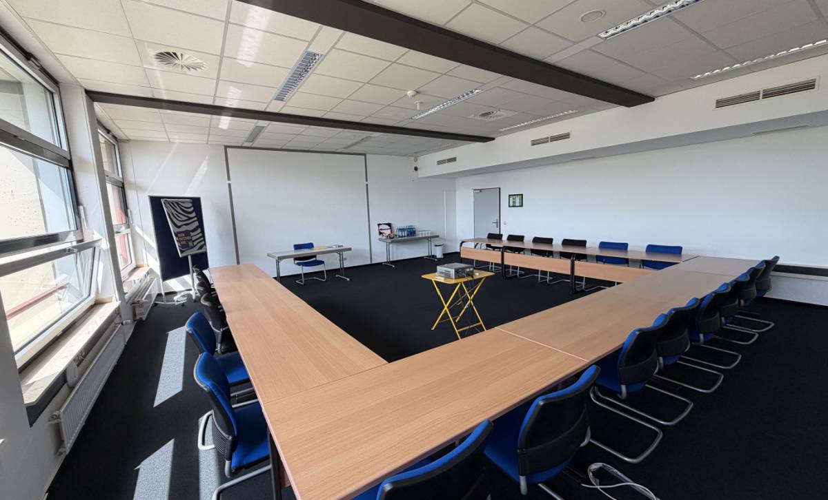 Bürofläche mit Tageslicht und Whiteboard