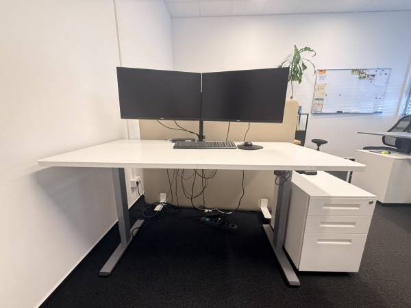 Helle Arbeitsplätze in professioneller Bürogemeinschaft in — Bild 1