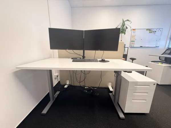 Schreibtischplatz in Hamburg (Stellingen) – Helle und professionelle Bürogemeinschaft in Hamburg Stellingen — Bild 1