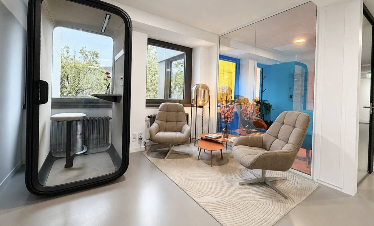Telefonbox + Sitzecke
