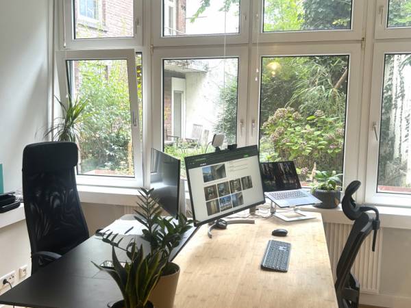Ruhiger fester Arbeitsplatz in Altbaubüro in Düsseldorf-Carlstadt — Bild 1