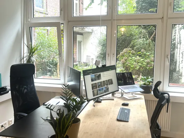 Schreibtischplatz in Düsseldorf (Carlstadt) – Ruhige Bürogemeinschaft im Altbau am Rhein in Düsseldorf-Carlstadt — Bild 1