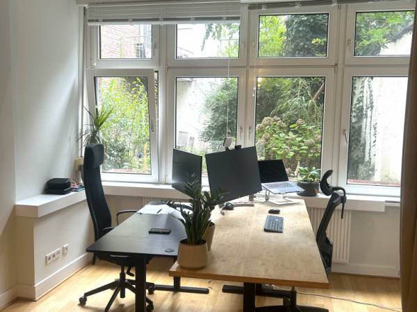 Ruhiger fester Arbeitsplatz in Altbaubüro in Düsseldorf-Carlstadt — Bild 2