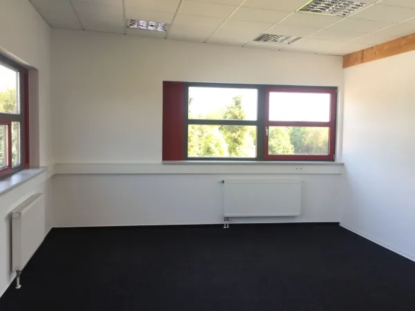 Bürofläche in Köln (Godorf) – Flexible Büroetage mit Großraumbüro & Einzelbüros in Köln-Godorf — Bild 2