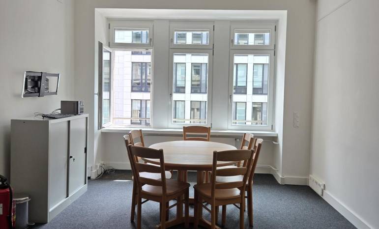 Büro max. 6 Arbeitsplätze (unmöbliert)