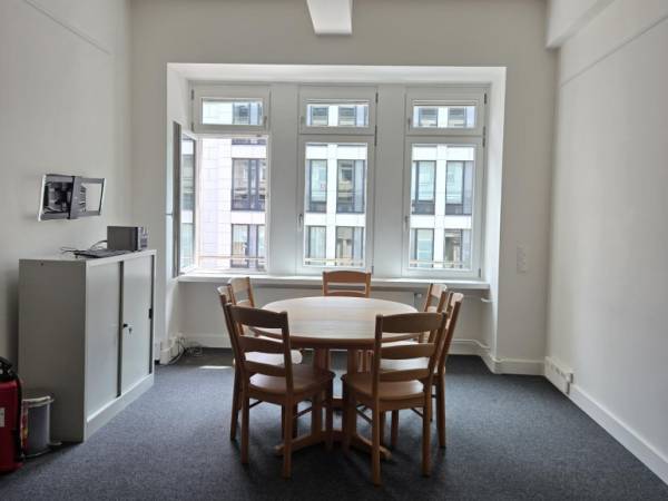 Professionelle Bürogemeinschaft im Kölner Bankenviertel — Bild 2