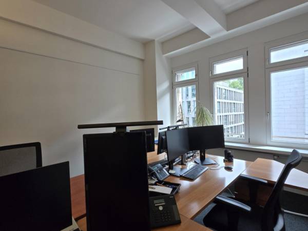 Professionelle Bürogemeinschaft im Kölner Bankenviertel — Bild 1