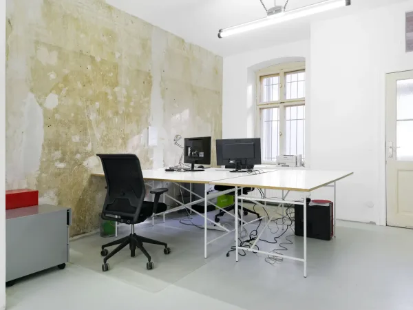 Schreibtischplatz in Berlin (Lichtenberg) – Ruhige Bürogemeinschaft im Altbau in Berlin-Lichtenberg — Bild 1