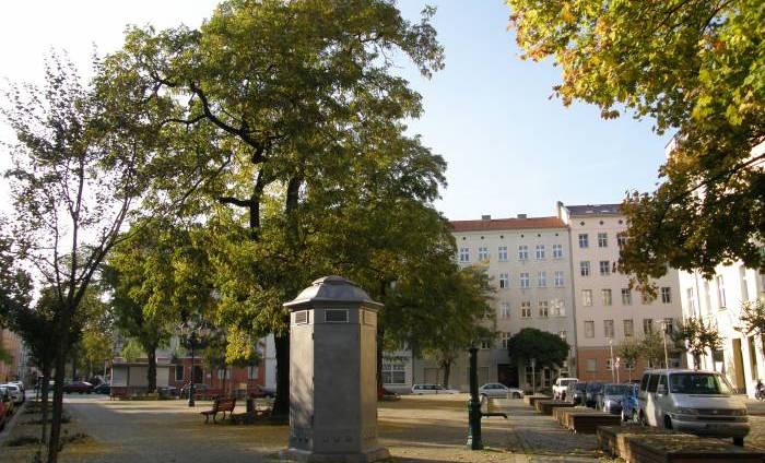 Tuchollaplatz, mit Cafés und Restaurants gleich nebenan.