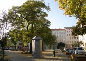 Tuchollaplatz, mit Cafés und Restaurants gleich nebenan.