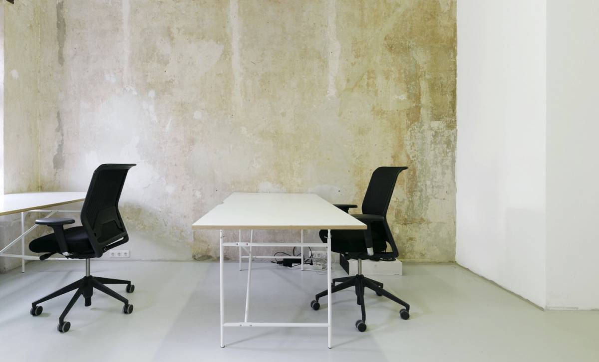 Fix-Desk in hellem Gemeinschaftsbüro