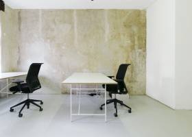 Fix-Desk in hellem Gemeinschaftsbüro