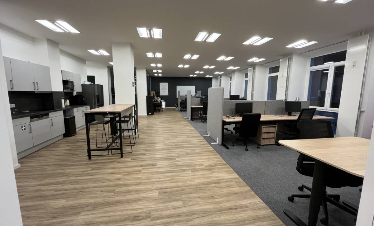 Unsere Bürofläche (großer Raum)