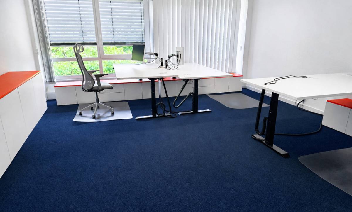 Helles Büro mit Blick ins Grüne