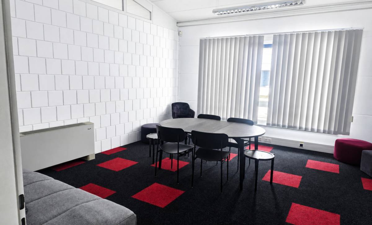 Möbliertes Büro mit Besprechungsbereich