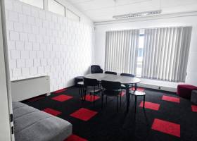 Möbliertes Büro mit Besprechungsbereich
