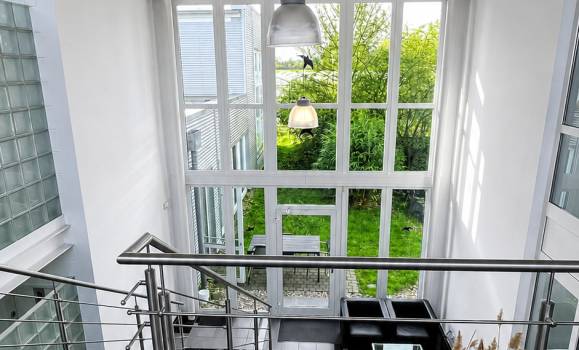 Moderner Büroraum in heller Atmosphäre