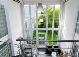 Moderner Büroraum in heller Atmosphäre