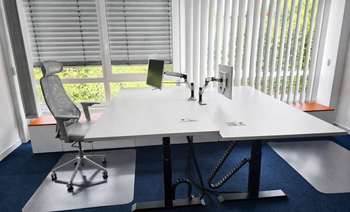 Heller Arbeitsplatz mit Grünblick