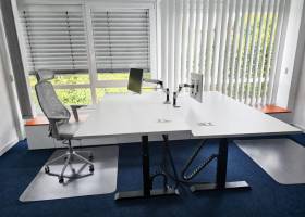 Heller Arbeitsplatz mit Grünblick