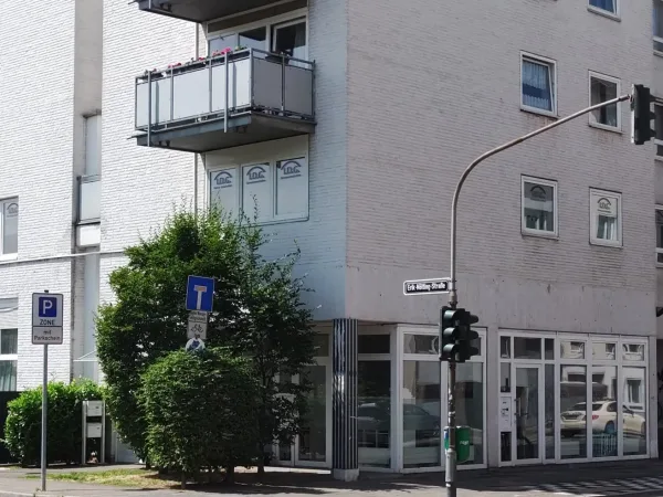 Abschließbares Büro in Düsseldorf (Oberbilk) – Helles Büro mit Blick in begrünten Innenhof in Düsseldorf-Oberbilk — Bild 2