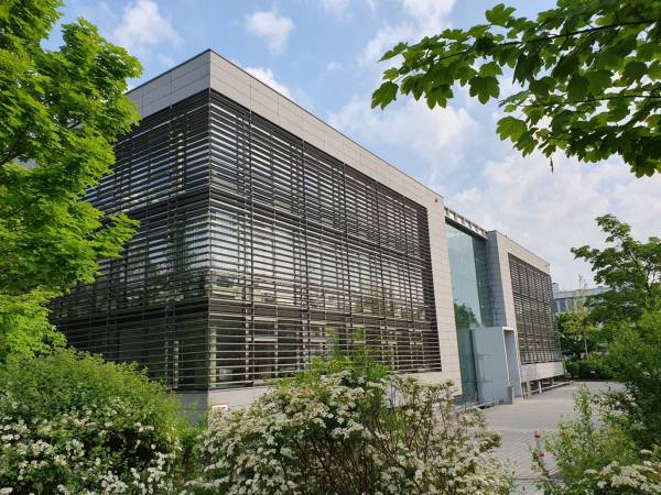Helles Büro mit kreativer Akzentwand in Ismaning — Bild 2