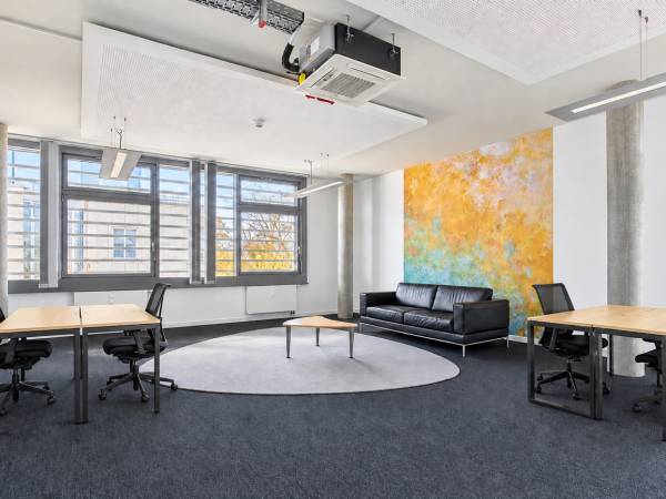 Helles Büro mit kreativer Akzentwand in Ismaning — Bild 4