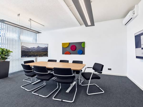 Helles Büro mit kreativer Akzentwand in Ismaning — Bild 5