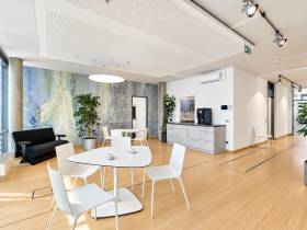 Helles Büro mit kreativer Akzentwand in Ismaning