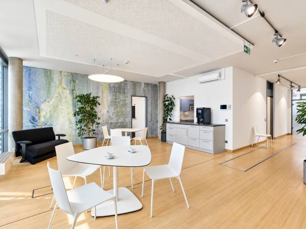 Helles Büro mit kreativer Akzentwand in Ismaning — Bild 3