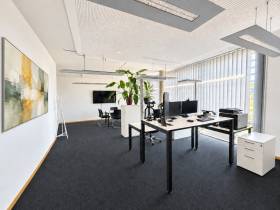 Helles Büro mit kreativer Akzentwand in Ismaning