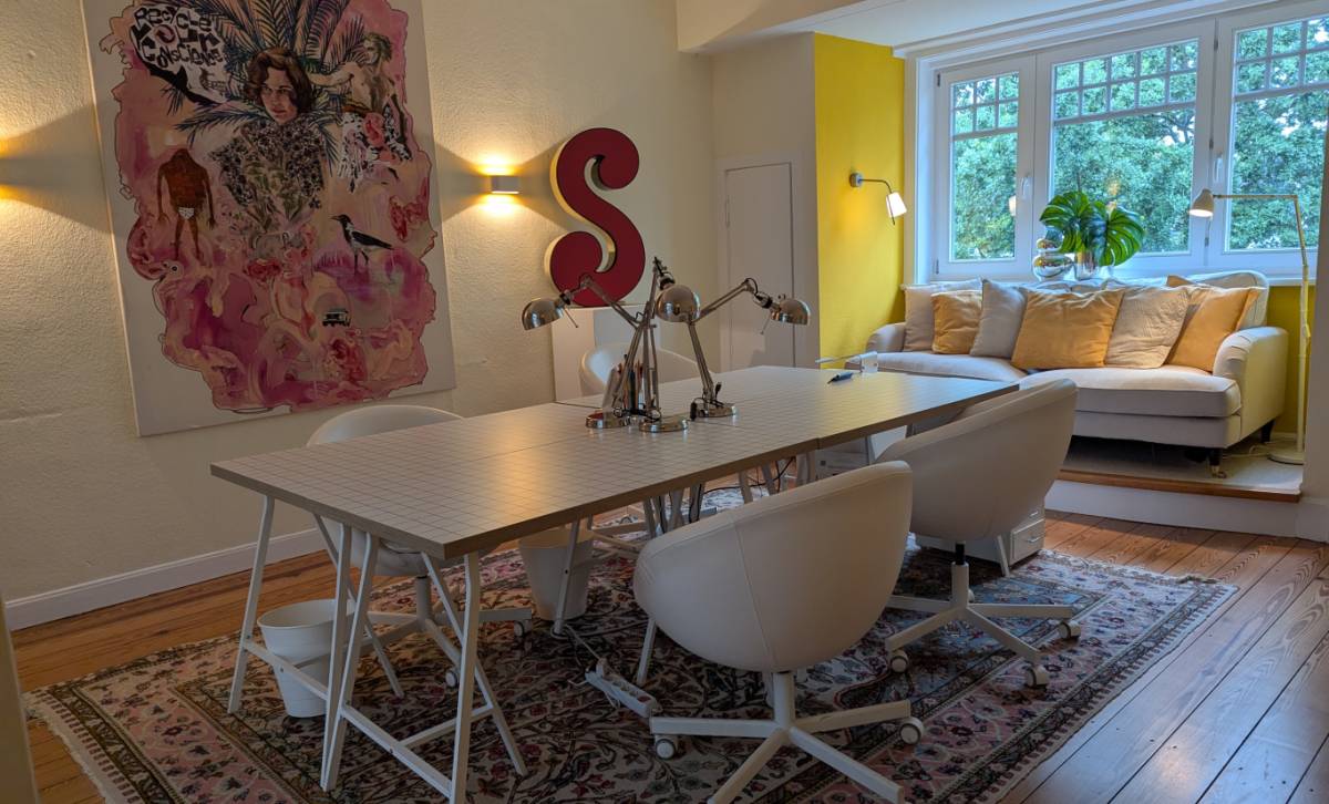 Arbeitsraum mit 4 Schreibtischen